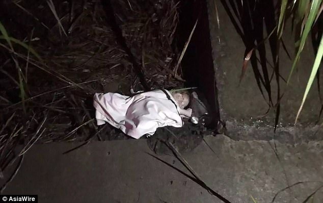 Rúng động bé gái bị người mẹ mới 12 tuổi bỏ rơi trong bụi rậm