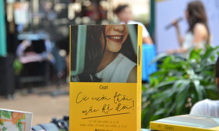 'Cứ cười thôi, mặc kệ đời': Cuốn sách cứu cánh cho những ai thấy đời đầy 'giông bão'