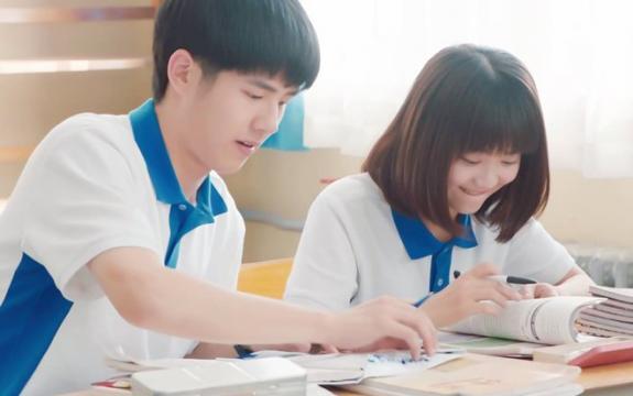 Mẹ gửi con gái: 'Tình yêu đầu đời lãng mạn nhưng cũng thật viển vông'