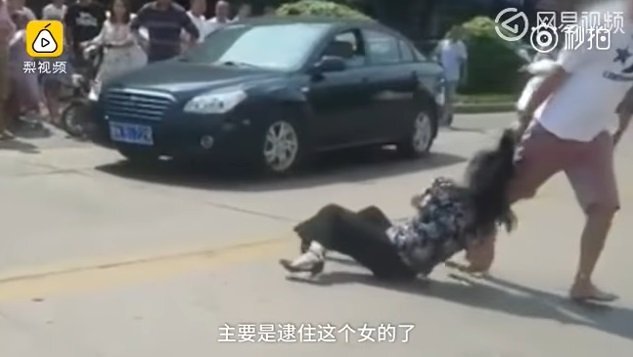 Phẫn nộ đám đông thản nhiên nhìn con trai đánh đập người tình của bố