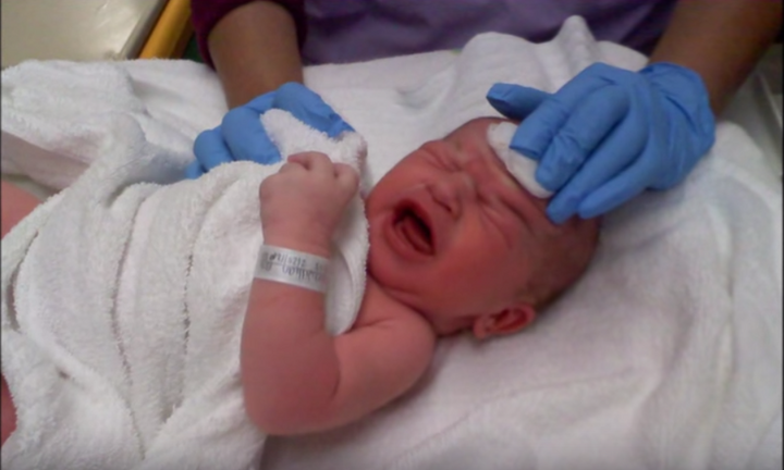 Kiên quyết chỉ cho con bú sau sinh mổ, người mẹ đau lòng chứng kiến con chết đói