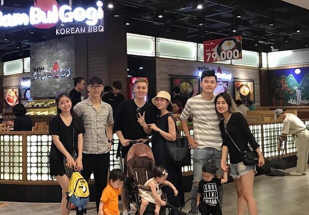 3 gia đình trẻ 'cả nhà đều đẹp' nổi tiếng trên mạng xã hội