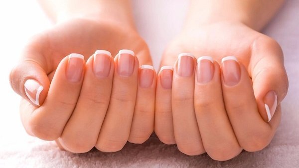 9 dấu hiệu bất thường ở móng tay cảnh báo sức khỏe bạn đang gặp vấn đề