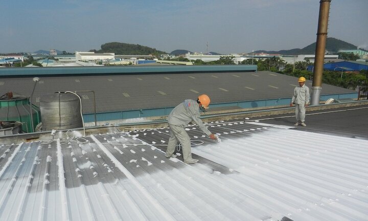 Mách bạn những giải pháp hiệu quả chống nóng cho nhà mái tôn