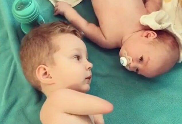 Tan chảy trước khoảnh khắc anh trai tật nguyền cố gắng dỗ em ngưng khóc