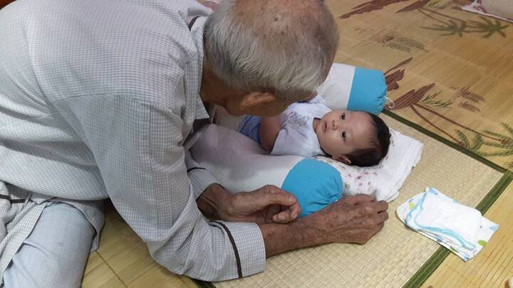 Hội cụ già 'đốn tim' các chị em bằng tài trông cháu cực siêu