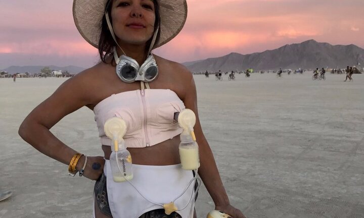 Xôn xao người phụ nữ tặng sữa mình cho cộng đồng ngay giữa lễ hội