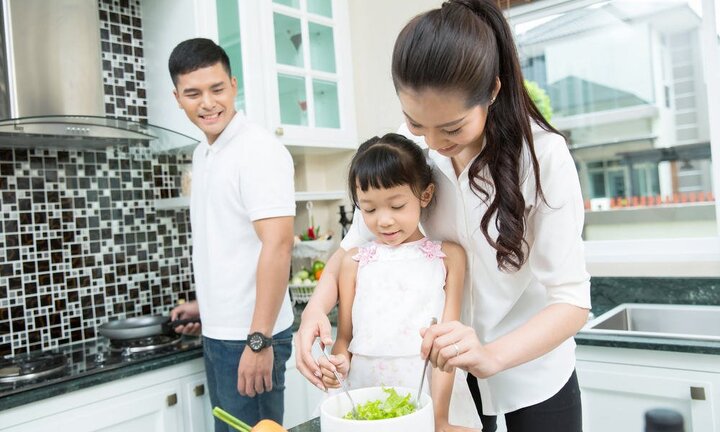 Chia sẻ 4 bí quyết đơn giản dạy con làm việc nhà từ khi mới hơn 1 tuổi