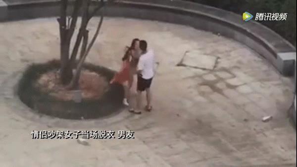 Bạn gái lột đồ ăn vạ trong lúc cãi nhau, bạn trai 'soái ca' ra sức che chắn