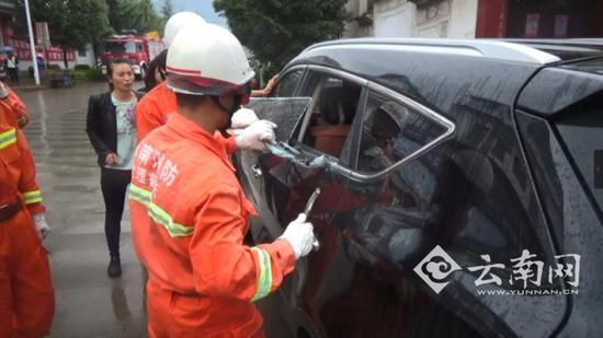 Bố mẹ để quên chìa khóa trong xe hơi, con bị nhốt trong xe suýt chết