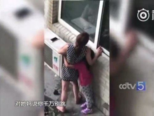 Vợ ôm con định nhảy lầu tự tử, chồng quỳ xuống khóc lóc xin lỗi