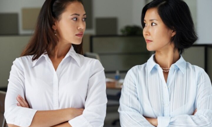 Tranh cãi việc chồng sắp cưới 'dụ' vợ nộp hết lương cho mẹ giữ hộ