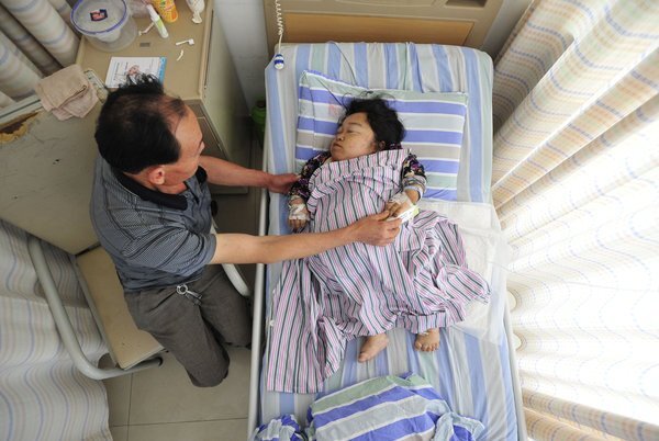 Chồng bật khóc khi vợ 'tí hon' quyết tâm mang thai đứa con đầu lòng