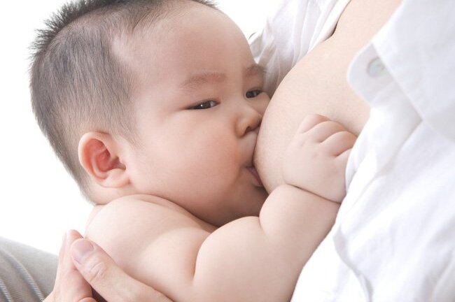 Không có sữa mẹ thì nuôi con bằng sữa công thức, sao phải khổ sở đến stress?