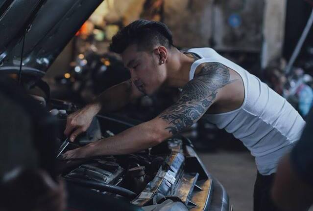 Ưng Hoàng Phúc hé lộ hình ảnh hóa thân thành ông chủ gara sửa xe cực 'ngầu' trong MV mới