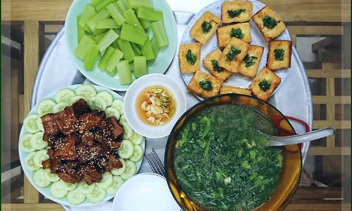 Mẹ đảm khoe mâm cơm ngon, đẹp, đủ món chỉ 50 nghìn khiến mọi người 'phát sốt'