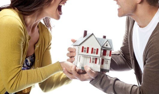 Cãi nhau kịch liệt với chồng chỉ vì đòi sang tên sổ đỏ trước khi xây nhà