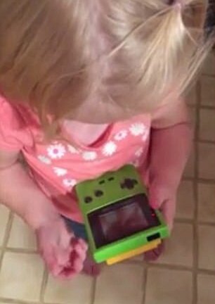 Tưởng máy chơi điện tử là smartphone, cô bé liên tục chạm tay khiến nhiều người hoang mang