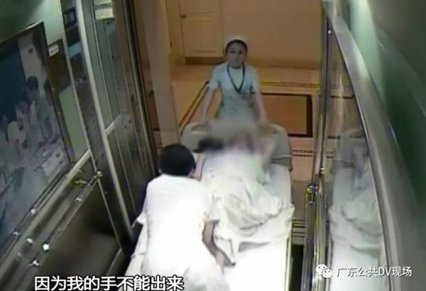 Nữ bác sĩ quỳ 25 phút liên tục để cứu sống mẹ con sản phụ