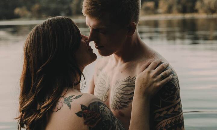 Chụp ảnh nude nghệ thuật cùng chồng, nữ nhân viên ngân hàng bị sa thải