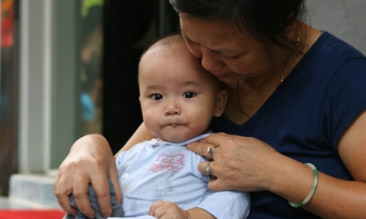 Tranh cãi việc con dâu trách mẹ chồng không cho cháu tiền mua sữa