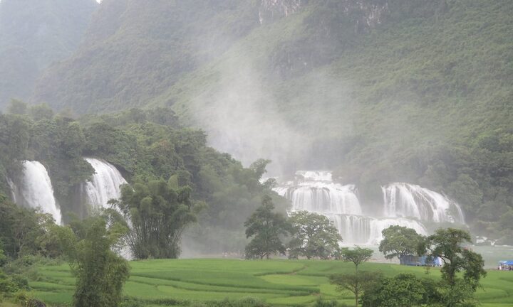 Thác Bản Giốc đang vào mùa đẹp nhất, tranh thủ đi ngay kẻo hết mùa