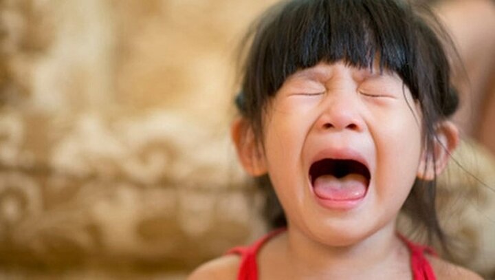 Hậu quả xót xa khi người lớn đem những mệt mỏi ngoài đường về trút lên đầu con trẻ