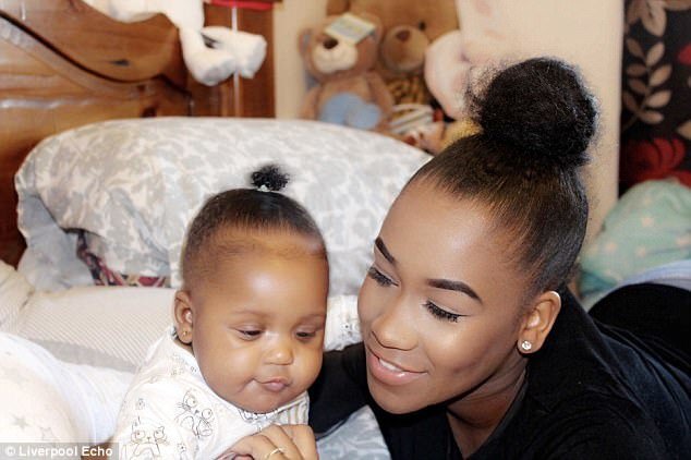 Nuốt phải dầu xoa bóp mẹ để đầu giường, bé gái 11 tháng tuổi tử vong