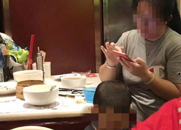 Bức xúc với bà mẹ thản nhiên cho con tè vào bát ăn của nhà hàng