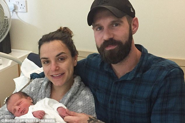 Hy hữu: Cô gái 29 tuổi sinh con khỏe mạnh dù bị ung thư cổ tử cung