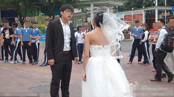 Mặc áo cưới hở hang, vợ bị chồng đấm và hạ nhục ngay tại chỗ