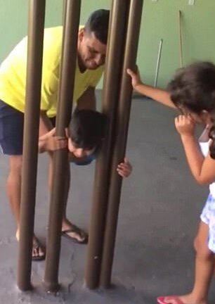 Loay hoay suốt 2 tiếng giúp con thoát kẹt khỏi thanh sắt, ông bố 'ngã ngửa' vì cách đơn giản không ngờ