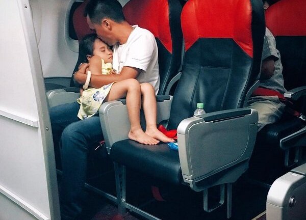 Khoảnh khắc cha ôm trọn con gái vào lòng trên chuyến bay muộn gây xúc động mạnh