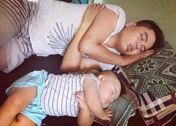 Cười vỡ bụng với bộ ảnh cha con giống nhau y đúc, không nhầm đi đâu