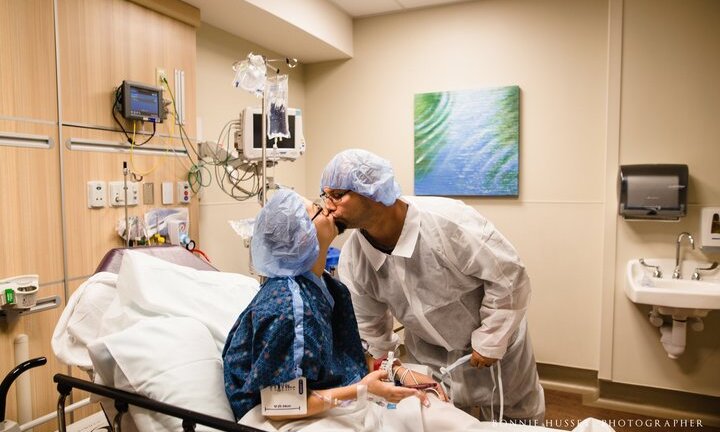 Xúc động người mẹ phải cắt một bên ngực vì ung thư vú vẫn cố cho con bú