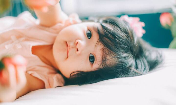 Tan chảy với bộ ảnh xinh xắn, đáng yêu 'chết người' của bé Gà Bông