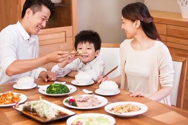 6 quy tắc ăn uống mẹ nhất định phải dạy bé nếu không muốn bị chê bất lịch sự