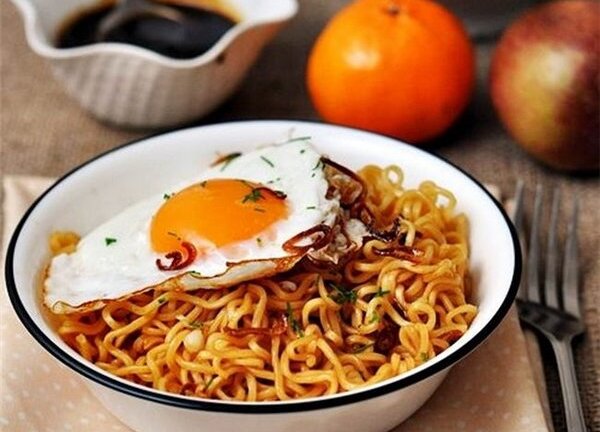 Chỉ bằng 3 bát mỳ, cha dạy con trai bài học thấm thía về 'cho và nhận'