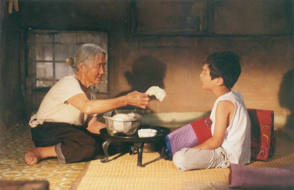 Bà ngoại trông cháu có gì sai mà lại nói 'cháu bà nội, tội bà ngoại'?