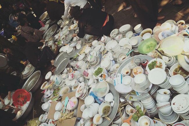 Xét cho cùng, ngày Tết chỉ phải rửa mấy mâm bát, đâu đến nỗi phải than trời, oán đất