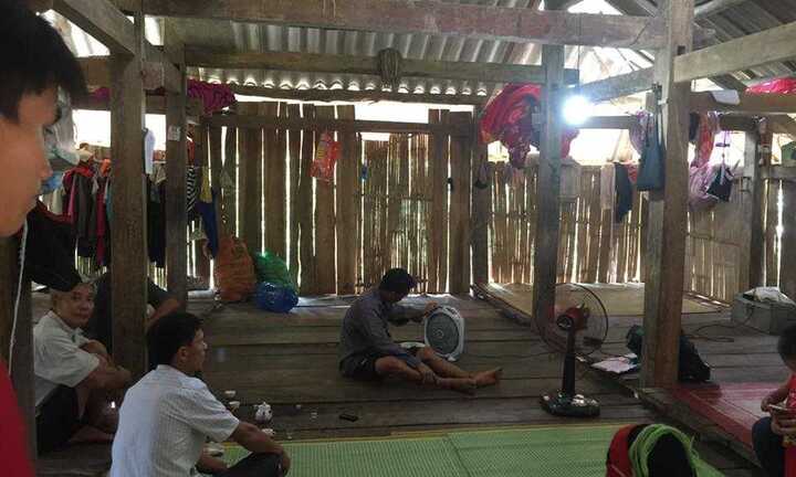 Cặp song sinh dính liền bụng, ngực đã qua đời trên đường về quê nhà