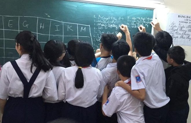 Cô giáo thưởng tiền cho học sinh có bài kiểm tra trên 6,5 điểm