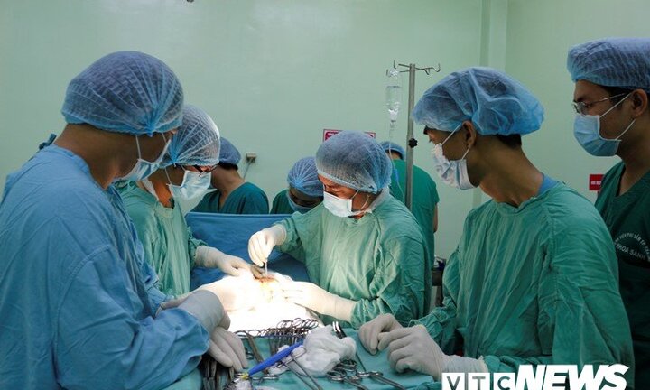 3 giờ căng thẳng cứu sản phụ 43 tuổi bị ‘nhau cài răng lược’ hiếm gặp