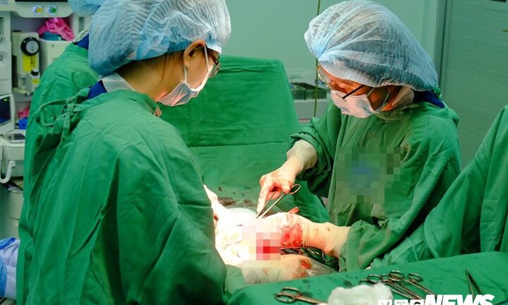 Kim khâu 'thất lạc' trong vùng kín sản phụ: Do chỉ kim khâu bị đứt?