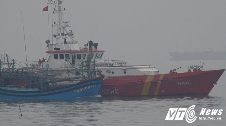Cứu sống 5 ngư dân bị tàu lạ đâm chìm trên biển Nha Trang