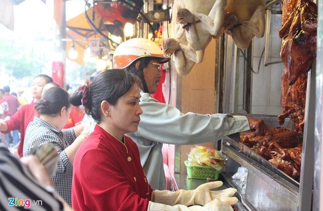 Người dân TP.HCM tranh nhau mua thịt quay ăn Tết Đoan ngọ
