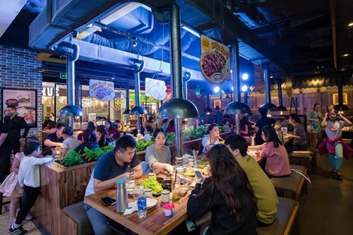 Bán bia, lẩu, thịt nướng, chủ chuỗi Vuvuzela, Gogi thu về 3.300 tỷ đồng