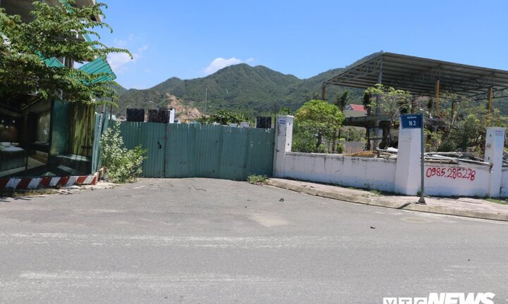 Xây dựng resort, chiếm luôn đường giao thông làm nơi thi công