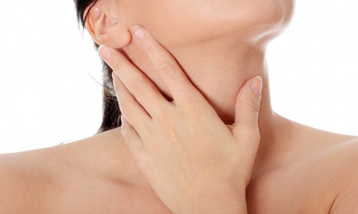 To tiếng với con lúc ăn, một phụ nữ nuốt phải xương gà, thủng thực quản
