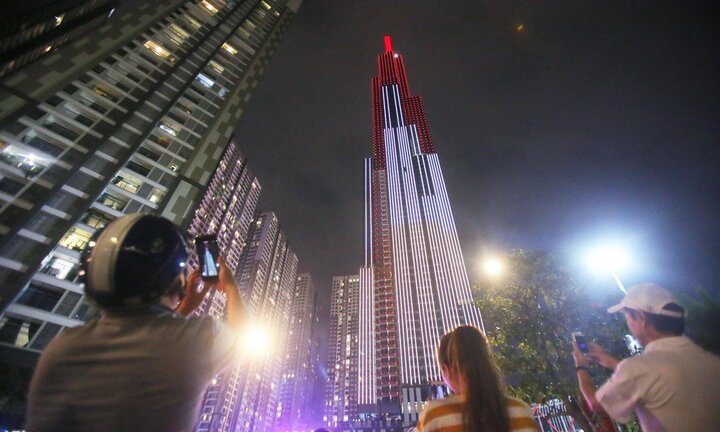 Ảnh: Tòa nhà cao nhất Việt Nam rực rỡ trong pháo hoa và ánh sáng nghệ thuật